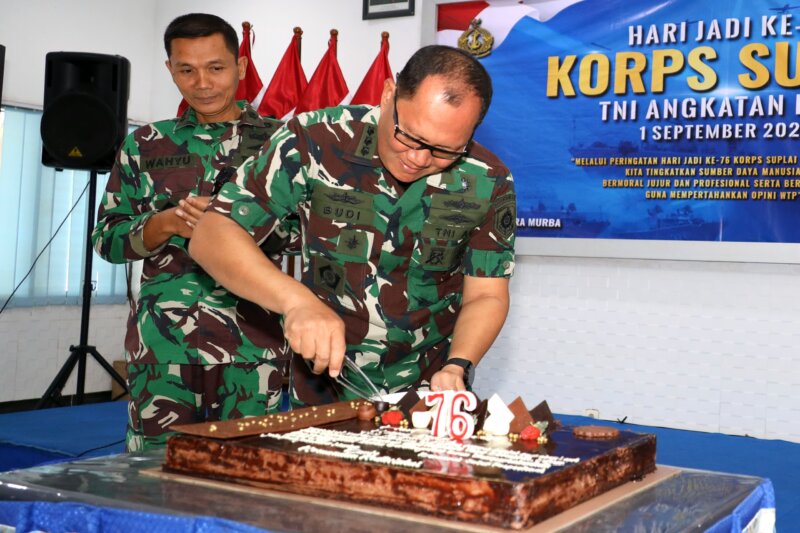 Kakuwil Kodikalatal Kolonel Laut (S) Budi Wijaya Affandi saat potong kue