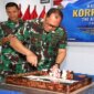 Kakuwil Kodikalatal Kolonel Laut (S) Budi Wijaya Affandi saat potong kue