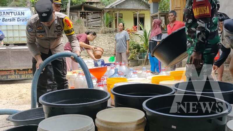 Polsek Tulakan beri bantuan air bersih