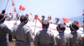 Polwan Polres Madiun kibarkan bendera merah putih di Puncak Bukit Mongkrang
