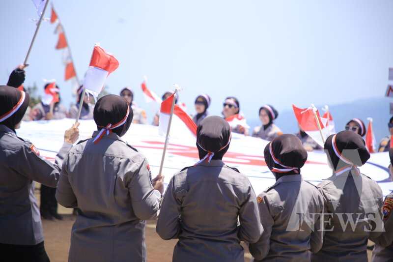 Polwan Polres Madiun kibarkan bendera merah putih di Puncak Bukit Mongkrang