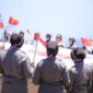 Polwan Polres Madiun kibarkan bendera merah putih di Puncak Bukit Mongkrang