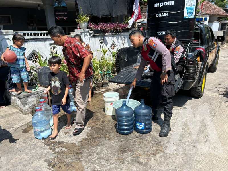 Polres Lumajang beri bantuan air bersih ke warga