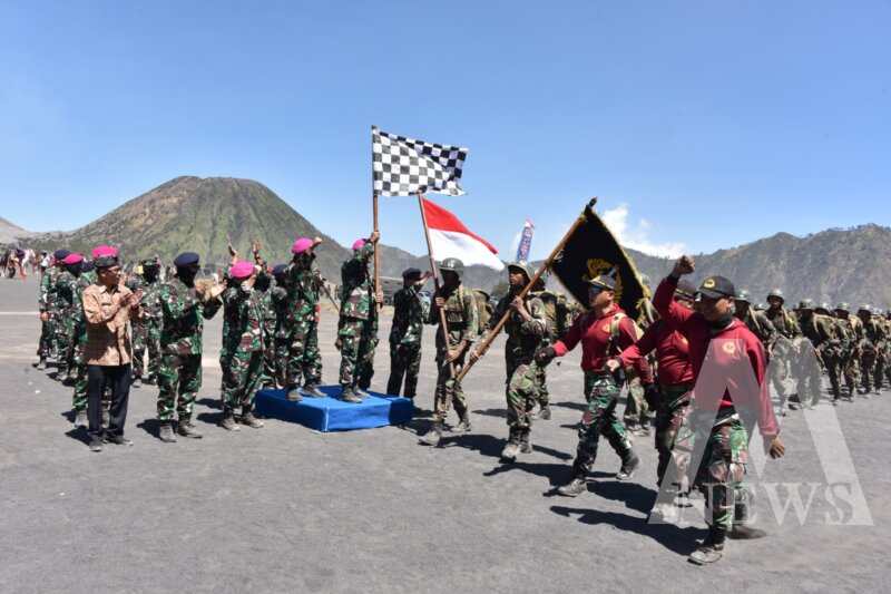 Irkodiklatal Brigjen TNI Marinir Ahmad Fajar lepas siswa lattek Dikko Marinir angkatan 174