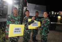 Dansatdik - 2 Kodiklatal Kolonel Laut (P) Teddy Barata beri hadiah pemenang bola voli