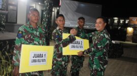 Dansatdik - 2 Kodiklatal Kolonel Laut (P) Teddy Barata beri hadiah pemenang bola voli