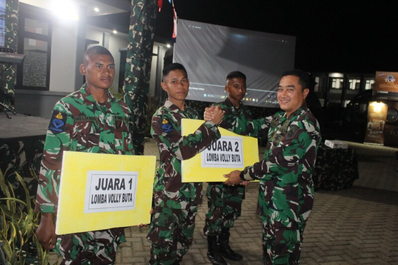 Dansatdik - 2 Kodiklatal Kolonel Laut (P) Teddy Barata beri hadiah pemenang bola voli