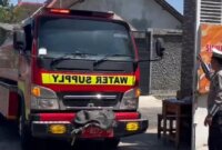 Personel Satlantas Polres Bondowoso bantu padamkan kebakaran di SMKN 1