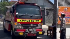 Personel Satlantas Polres Bondowoso bantu padamkan kebakaran di SMKN 1
