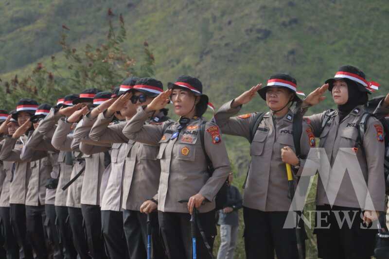 Polwan Polres Mojokerto lakukan pendakian di puncak gunung Pundak