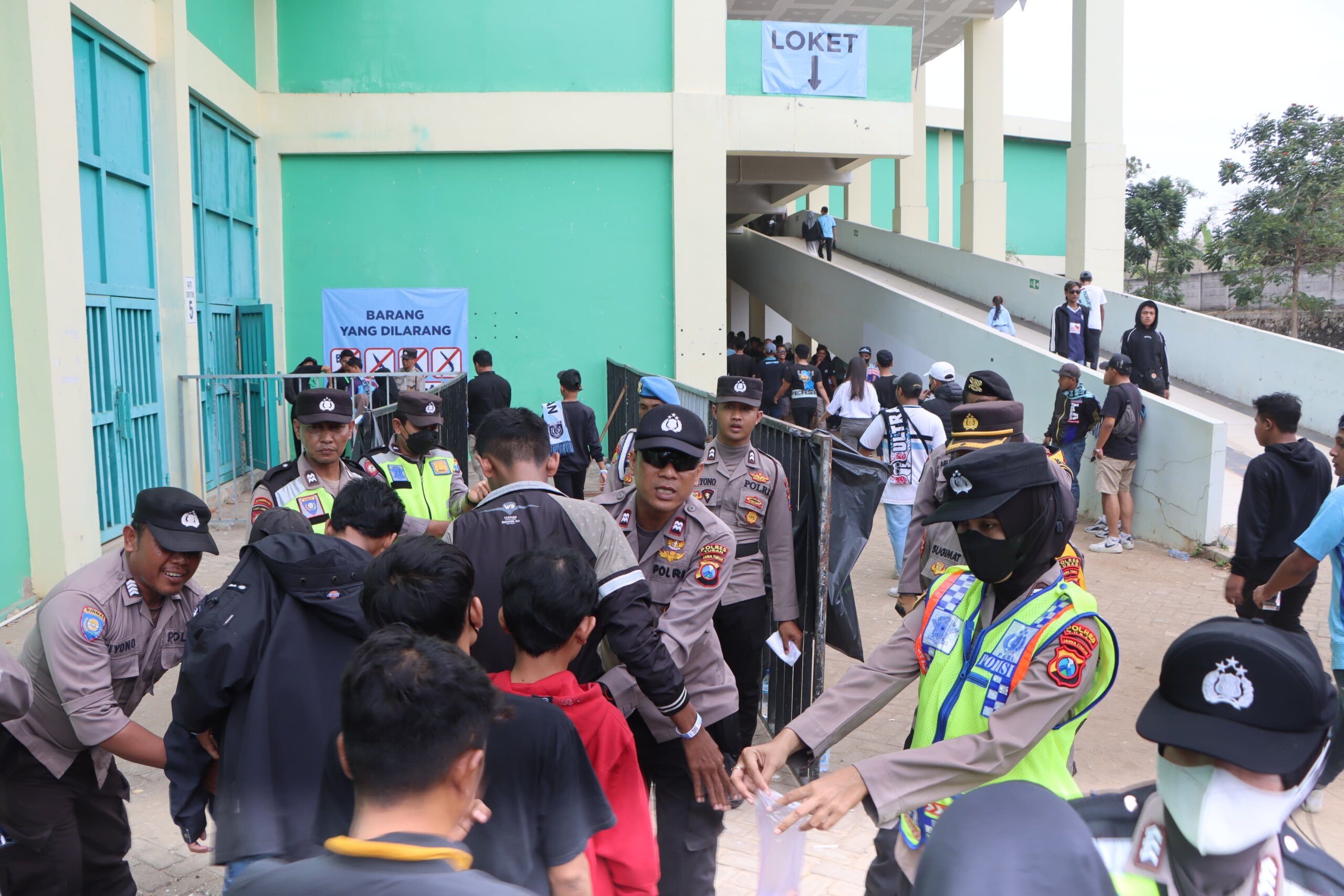 Ratusan personel gabungan Polres Tuban cek penonton sepakbola