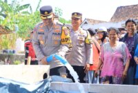 Kapolres Ngawi AKBP Dwi Sumrahadi Rakhmanto salurkan air bersih