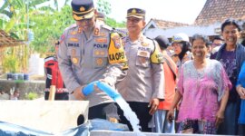 Kapolres Ngawi AKBP Dwi Sumrahadi Rakhmanto salurkan air bersih