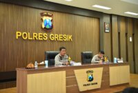 Kapolres Gresik AKBP Arief Kurniawan didampingi Wakapolres Gresik Kompol Danu Anindhita Kuncoro Putro