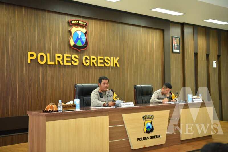 Kapolres Gresik AKBP Arief Kurniawan didampingi Wakapolres Gresik Kompol Danu Anindhita Kuncoro Putro