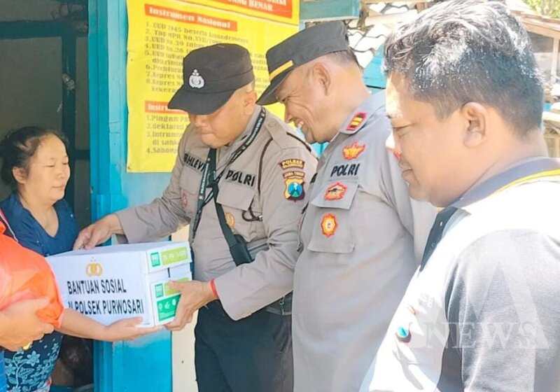 Polsek Purwosari beri Bansos Warga Pelem