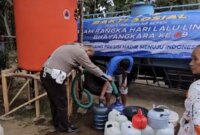 Ditlantas Polda Jatim salurkan air bersih