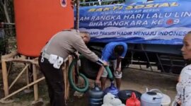 Ditlantas Polda Jatim salurkan air bersih