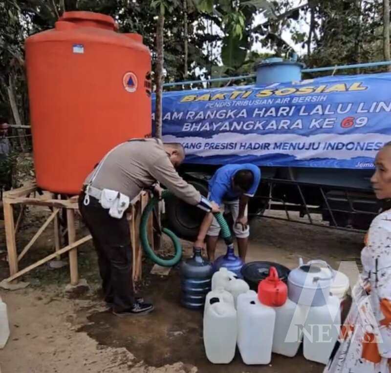 Ditlantas Polda Jatim salurkan air bersih