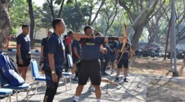 Dankodiklatal Letjen TNI Marinir Nur Alamsyah bersama Wadan Kodikalatal Laksda TNI Eko Wahjono latihan Panahan