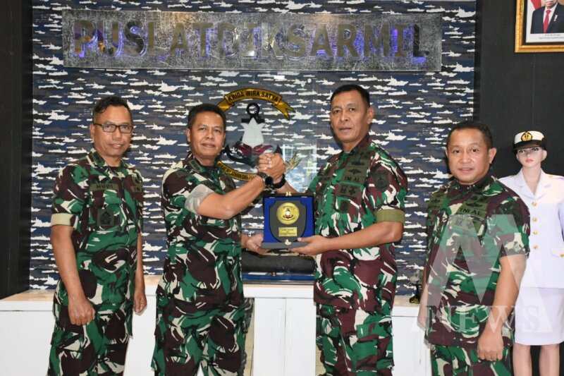 Danpuslatdiksarmil Kodiklatal Kolonel Laut (P) Iwan S.P. Siagian terima kunjungan tim Secapa TNI AD