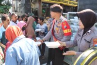 Polres Bojonegoro bagi nasi kotak ke Warga