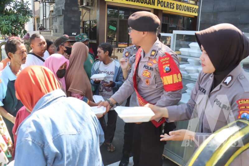 Polres Bojonegoro bagi nasi kotak ke Warga
