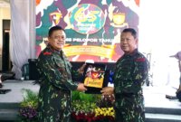 Dankorbrimob Polri Komjen Pol. Drs. Imam Widodo beri cinderamata Karorenminops Korbrimob Polri Brigjen Pol. Drs. Rudy Harianto