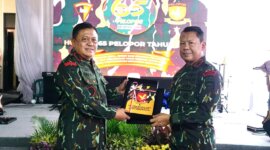 Dankorbrimob Polri Komjen Pol. Drs. Imam Widodo beri cinderamata Karorenminops Korbrimob Polri Brigjen Pol. Drs. Rudy Harianto