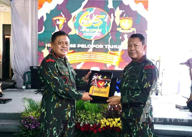 Dankorbrimob Polri Komjen Pol. Drs. Imam Widodo beri cinderamata Karorenminops Korbrimob Polri Brigjen Pol. Drs. Rudy Harianto