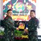 Dankorbrimob Polri Komjen Pol. Drs. Imam Widodo beri cinderamata Karorenminops Korbrimob Polri Brigjen Pol. Drs. Rudy Harianto