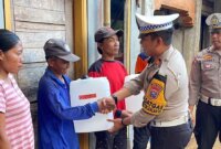 Kasatlantas Polres Probolinggo AKP Antonio Effan Sulaiman distribusikan air bersih