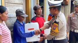 Kasatlantas Polres Probolinggo AKP Antonio Effan Sulaiman distribusikan air bersih