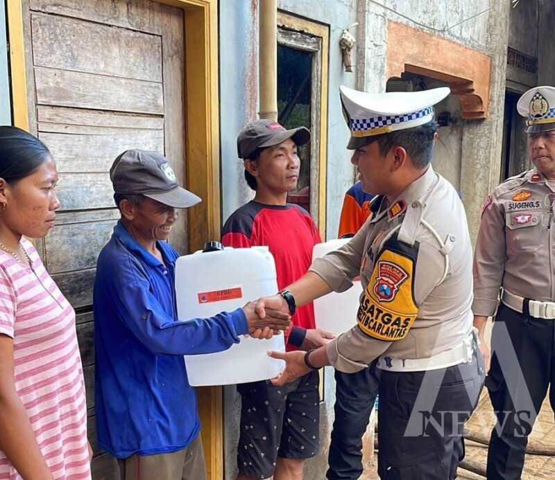 Kasatlantas Polres Probolinggo AKP Antonio Effan Sulaiman distribusikan air bersih