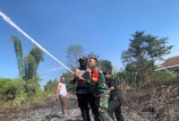 Sinergitas TNI Polri dan warga padamkan kebakaran