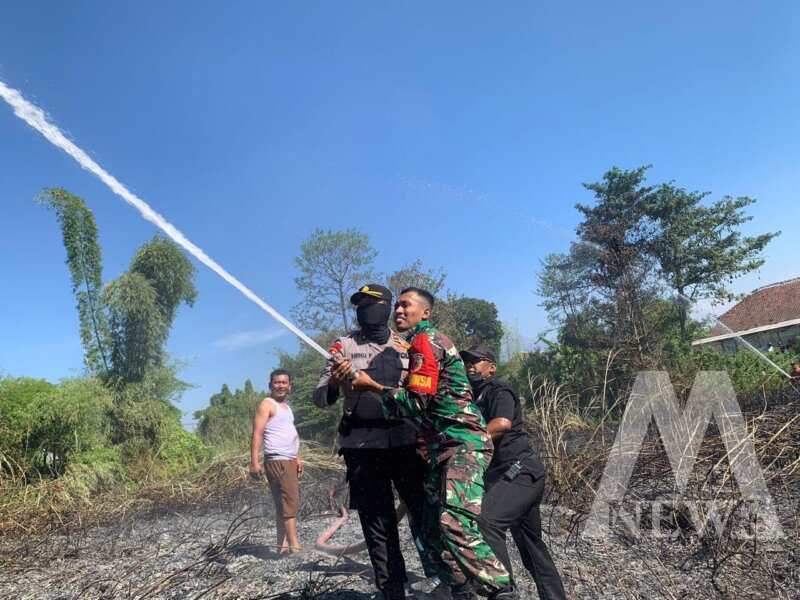 Sinergitas TNI Polri dan warga padamkan kebakaran