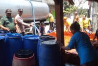 Polsek dan Koramil Ngasem berikan bantuan air bersih