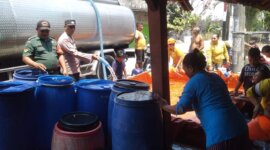 Polsek dan Koramil Ngasem berikan bantuan air bersih