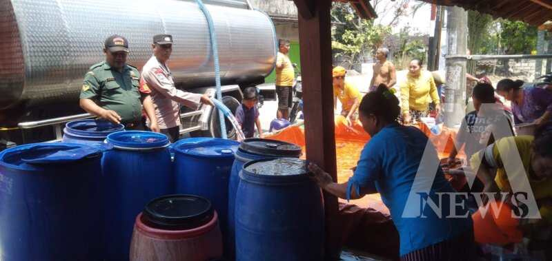 Polsek dan Koramil Ngasem berikan bantuan air bersih