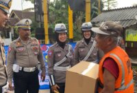 Satlantas Polres Blitar Kota beri Bansos