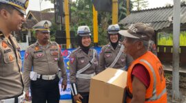 Satlantas Polres Blitar Kota beri Bansos