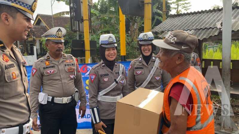 Satlantas Polres Blitar Kota beri Bansos