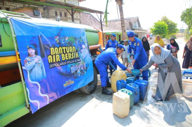 Ditpolairud Polda Jatim salurkan bantuan air bersih ke warga
