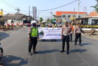 Satlantas Polres Tanjung Perak dan PT KAI Daop 8 sosialisasi keselamatan perlintasan sebidang