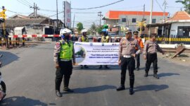 Satlantas Polres Tanjung Perak dan PT KAI Daop 8 sosialisasi keselamatan perlintasan sebidang
