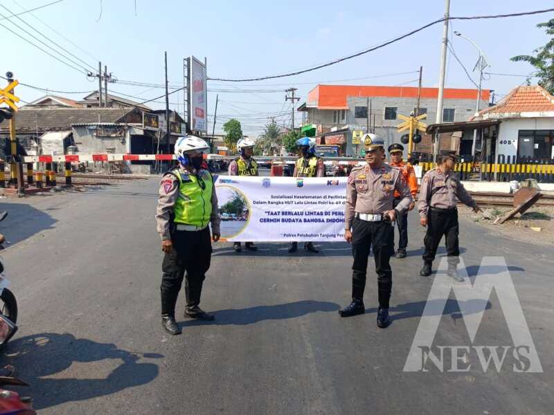 Satlantas Polres Tanjung Perak dan PT KAI Daop 8 sosialisasi keselamatan perlintasan sebidang