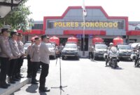 Kapolres Ponorogo AKBP Anton Prasetyo lepas bantuan air bersih dan tandon