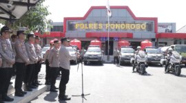 Kapolres Ponorogo AKBP Anton Prasetyo lepas bantuan air bersih dan tandon