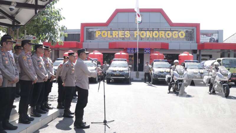 Kapolres Ponorogo AKBP Anton Prasetyo lepas bantuan air bersih dan tandon