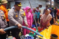 Kapolres Pamekasan AKBP Jazuli Dani Iriawan beri bantuan air bersih ke warga